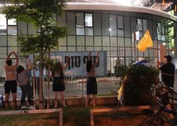 Pancartas de bienvenida a los rehenes cerca de los hospitales de Israel