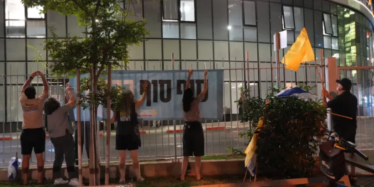 Pancartas de bienvenida a los rehenes cerca de los hospitales de Israel