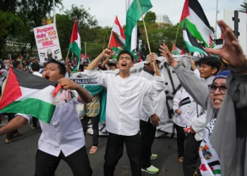 Manifestantes antiisraelíes marchan hacia la embajada de Estados Unidos en Yakarta