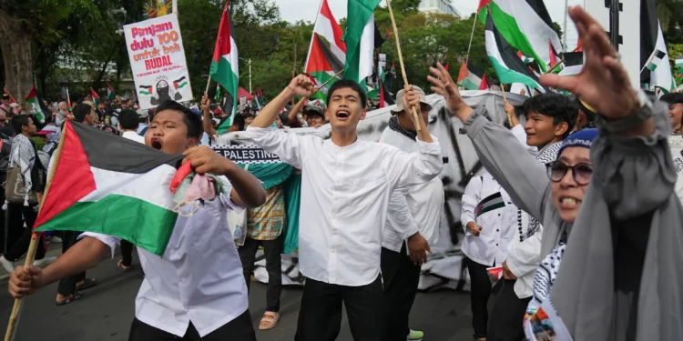 Manifestantes antiisraelíes marchan hacia la embajada de Estados Unidos en Yakarta