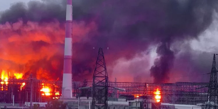 Drones de Ucrania detienen el 40% de capacidad de refinación de petróleo de Rusia