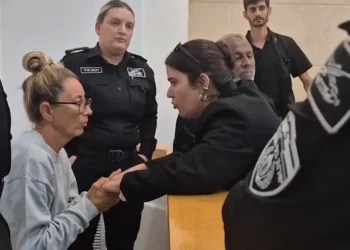 Activista de flotilla será deportada tras declararse culpable de agredir a una guardia de prisiones