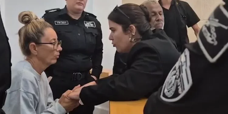 Activista de flotilla será deportada tras declararse culpable de agredir a una guardia de prisiones