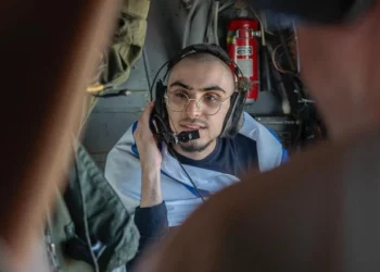 Rom Braslavski en su camino de regreso a Israel después de dos años de cautiverio en Gaza, 13 de octubre de 2025. (Oficina de Prensa del Gobierno)