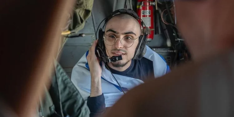 Rom Braslavski en su camino de regreso a Israel después de dos años de cautiverio en Gaza, 13 de octubre de 2025. (Oficina de Prensa del Gobierno)