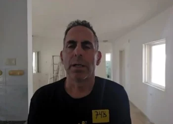 Hijo del rehén asesinado Amiram Cooper insta a reconstruir Nir Oz