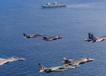 Enfrentamiento entre seis F-35B de la Royal Navy y ocho Su-30MKI sobre el mar Arábigo