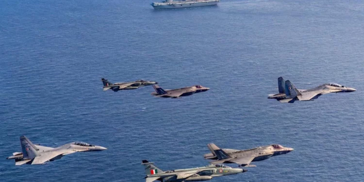 Enfrentamiento entre seis F-35B de la Royal Navy y ocho Su-30MKI sobre el mar Arábigo