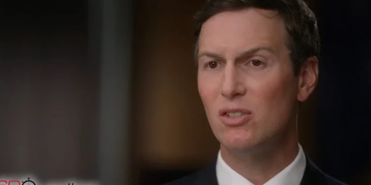 Jared Kushner, asesor y yerno del presidente estadounidense Donald Trump, habla con Lesley Stahl (no aparece en la foto) de CBS en 60 Minutes, en una entrevista emitida el 19 de octubre de 2025. (Captura de pantalla/CBS 60 Minutes)