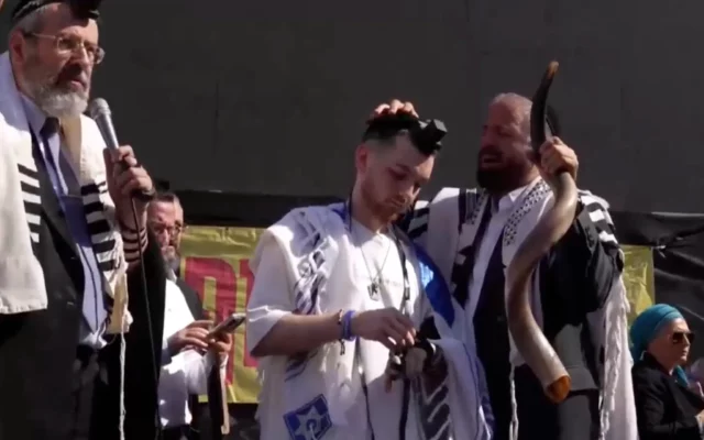 Rehén liberado Kuperstein reza con su padre en la Plaza de los Rehenes