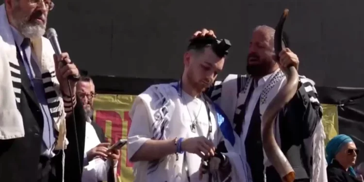 La rehén liberada Bar Kuperstein aparece envuelta en un talit y filacterias en la Plaza de los Rehenes de Tel Aviv, el 31 de octubre de 2025. (Captura de pantalla de una historia de Instagram)