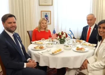 (De izq. a der.) El vicepresidente estadounidense, J. D. Vance, Sara Netanyahu, el primer ministro, Benjamin Netanyahu, y la segunda dama estadounidense, Usha Vance, almuerzan en Jerusalén el 22 de octubre de 2025 (captura de pantalla/GPO)