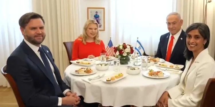 (De izq. a der.) El vicepresidente estadounidense, J. D. Vance, Sara Netanyahu, el primer ministro, Benjamin Netanyahu, y la segunda dama estadounidense, Usha Vance, almuerzan en Jerusalén el 22 de octubre de 2025 (captura de pantalla/GPO)