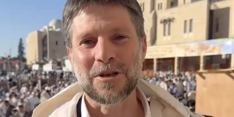 Smotrich celebra en el Kotel liberación de los rehenes