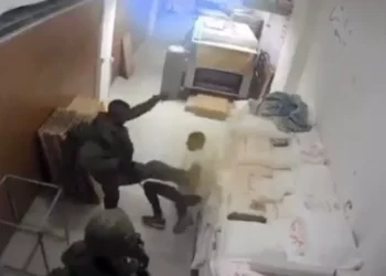 Las FDI despiden a soldado captado pateando a palestino en Judea y Samaria