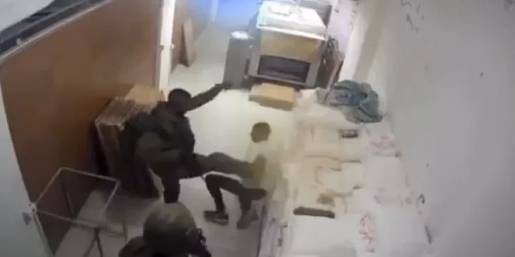 Las FDI despiden a soldado captado pateando a palestino en Judea y Samaria