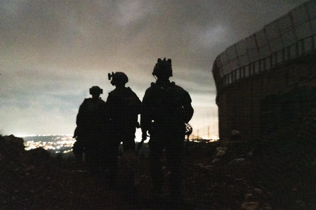 Israel destruye edificio en Líbano tras confiscar alijo de armas de Hezbolá