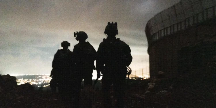 Israel destruye edificio en Líbano tras confiscar alijo de armas de Hezbolá