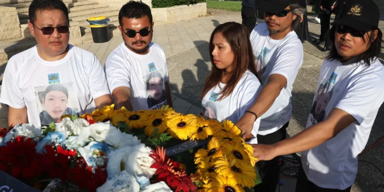 Decenas honran al tailandés Oakkharasri tras devolución de su cuerpo desde Gaza
