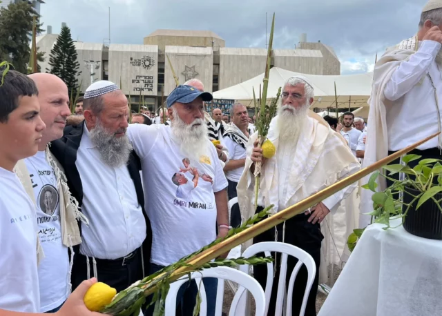 Miles se reúnen en la Plaza de los Rehenes para el servicio de oración de Sucot