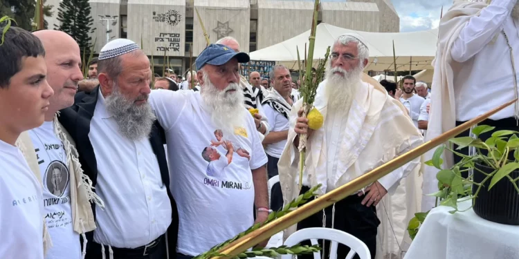 Miles se reúnen en la Plaza de los Rehenes para el servicio de oración de Sucot