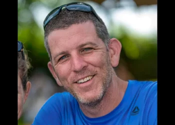 Hamás entrega cuerpo de rehén Tal Haimi asesinado en kibutz Nir Yitzhak