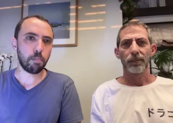 El ex rehén Tal Shoham, a la izquierda, e Ilan Dalal, padre del rehén Guy Gilboa-Dalal, se dirigen a los periodistas a través de Zoom el 12 de octubre de 2025. (Captura de pantalla/Amplificar)