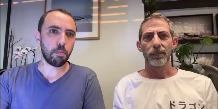 El ex rehén Tal Shoham, a la izquierda, e Ilan Dalal, padre del rehén Guy Gilboa-Dalal, se dirigen a los periodistas a través de Zoom el 12 de octubre de 2025. (Captura de pantalla/Amplificar)