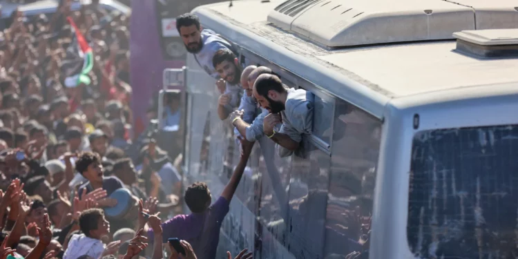 Israel excarcela a casi 2.000 terroristas palestinos como parte del acuerdo