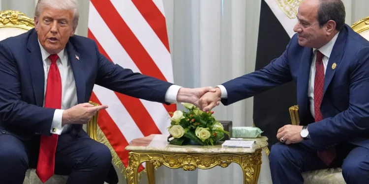 Trump en Egipto afirma que Hamás busca los cadáveres de los rehenes