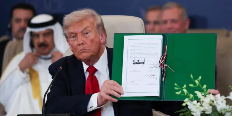 Trump y líderes árabes firman acuerdo para consolidar alto el fuego en Gaza