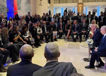 Trump y Netanyahu se reúnen con familias y sobrevivientes en la Knéset