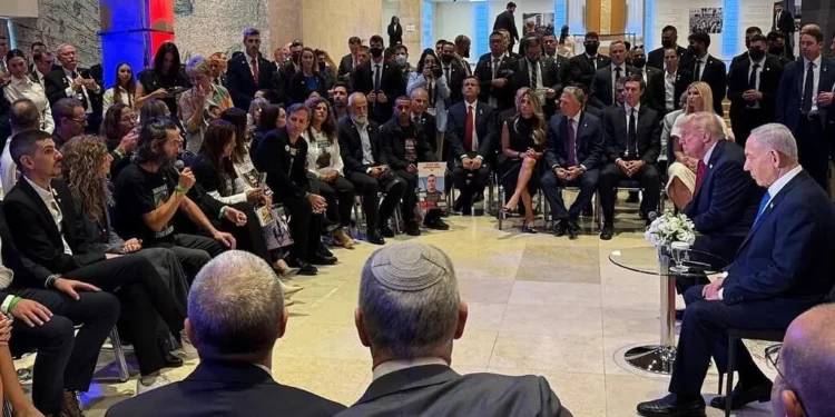 Trump y Netanyahu se reúnen con familias y sobrevivientes en la Knéset