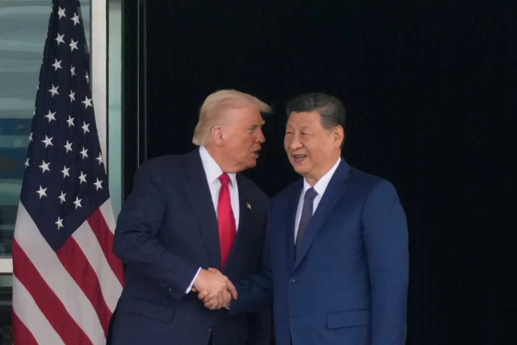 El presidente de Estados Unidos, Donald Trump, a la izquierda, y el presidente chino, Xi Jinping, se dan la mano después de su conversación en la cumbre entre Estados Unidos y China en el Aeropuerto Internacional Gimhae Jinping en Busan, Corea del Sur, el 30 de octubre de 2025. (AP Foto/Mark Schiefelbein) 
