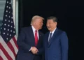 El presidente de Estados Unidos, Donald Trump, a la izquierda, y el presidente chino, Xi Jinping, se dan la mano después de su conversación en la cumbre entre Estados Unidos y China en el Aeropuerto Internacional Gimhae Jinping en Busan, Corea del Sur, el 30 de octubre de 2025. (AP Foto/Mark Schiefelbein)