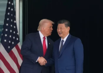 El presidente de Estados Unidos, Donald Trump, a la izquierda, y el presidente chino, Xi Jinping, se dan la mano después de su conversación en la cumbre entre Estados Unidos y China en el Aeropuerto Internacional Gimhae Jinping en Busan, Corea del Sur, el 30 de octubre de 2025. (AP Foto/Mark Schiefelbein)