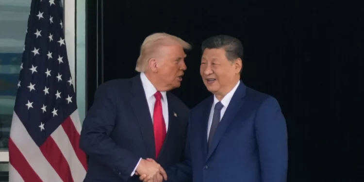 El presidente de Estados Unidos, Donald Trump, a la izquierda, y el presidente chino, Xi Jinping, se dan la mano después de su conversación en la cumbre entre Estados Unidos y China en el Aeropuerto Internacional Gimhae Jinping en Busan, Corea del Sur, el 30 de octubre de 2025. (AP Foto/Mark Schiefelbein)