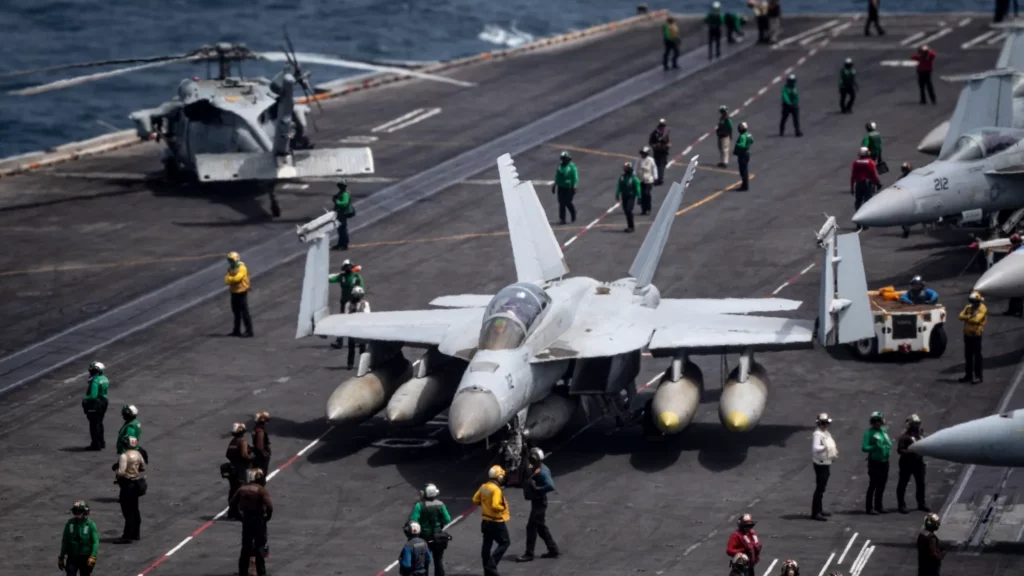 Caen un Sea Hawk y un Super Hornet del USS Nimitz en el mar de China