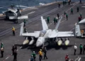Caen un Sea Hawk y un Super Hornet del USS Nimitz en el mar de China