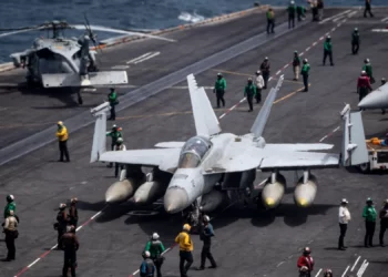 Caen un Sea Hawk y un Super Hornet del USS Nimitz en el mar de China