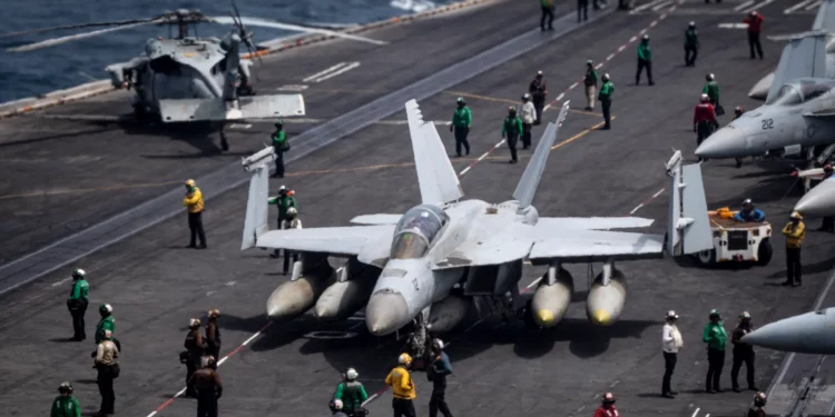 Caen un Sea Hawk y un Super Hornet del USS Nimitz en el mar de China
