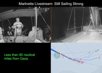 Un barco de la flotilla parece seguir navegando hacia la Franja