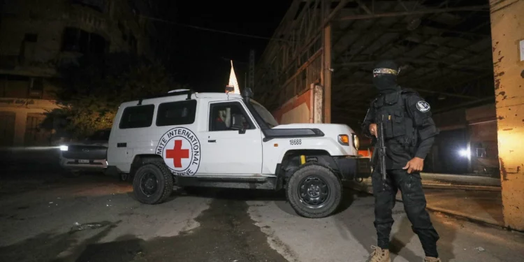 Las FDI reciben el cuerpo de un rehén asesinado en Gaza