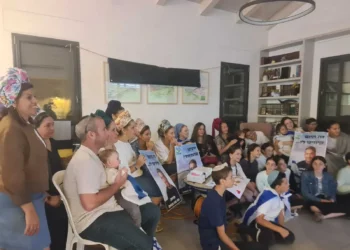 Vecinos de familias de los rehenes en Judea y Samaria observan su regreso