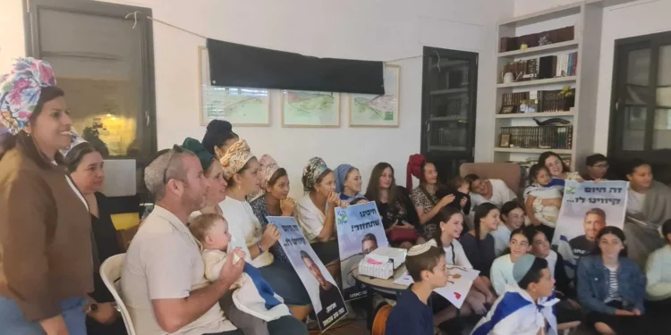 Vecinos de familias de los rehenes en Judea y Samaria observan su regreso