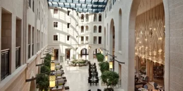 Atrio del Waldorf Astoria de Jerusalén. (Cortesía)
