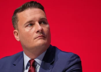 Ministro británico: nadie protege a pacientes judíos de médicos racistas