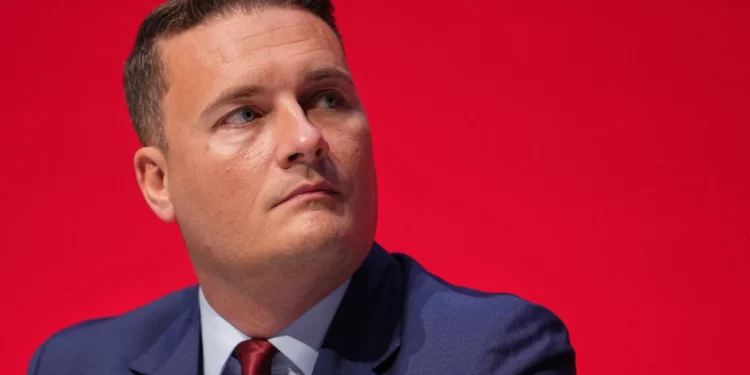 Ministro británico: nadie protege a pacientes judíos de médicos racistas