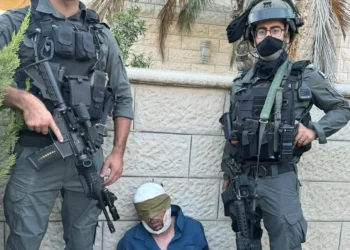 Agentes de la Policía Fronteriza posan con Abed al-Karim Snober, un terrorista palestino acusado de llevar a cabo un fallido atentado con bomba en un autobús en febrero, tras su arresto el 22 de julio de 2025. (Policía de Israel)