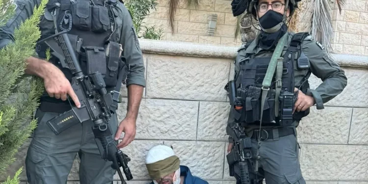 Agentes de la Policía Fronteriza posan con Abed al-Karim Snober, un terrorista palestino acusado de llevar a cabo un fallido atentado con bomba en un autobús en febrero, tras su arresto el 22 de julio de 2025. (Policía de Israel)